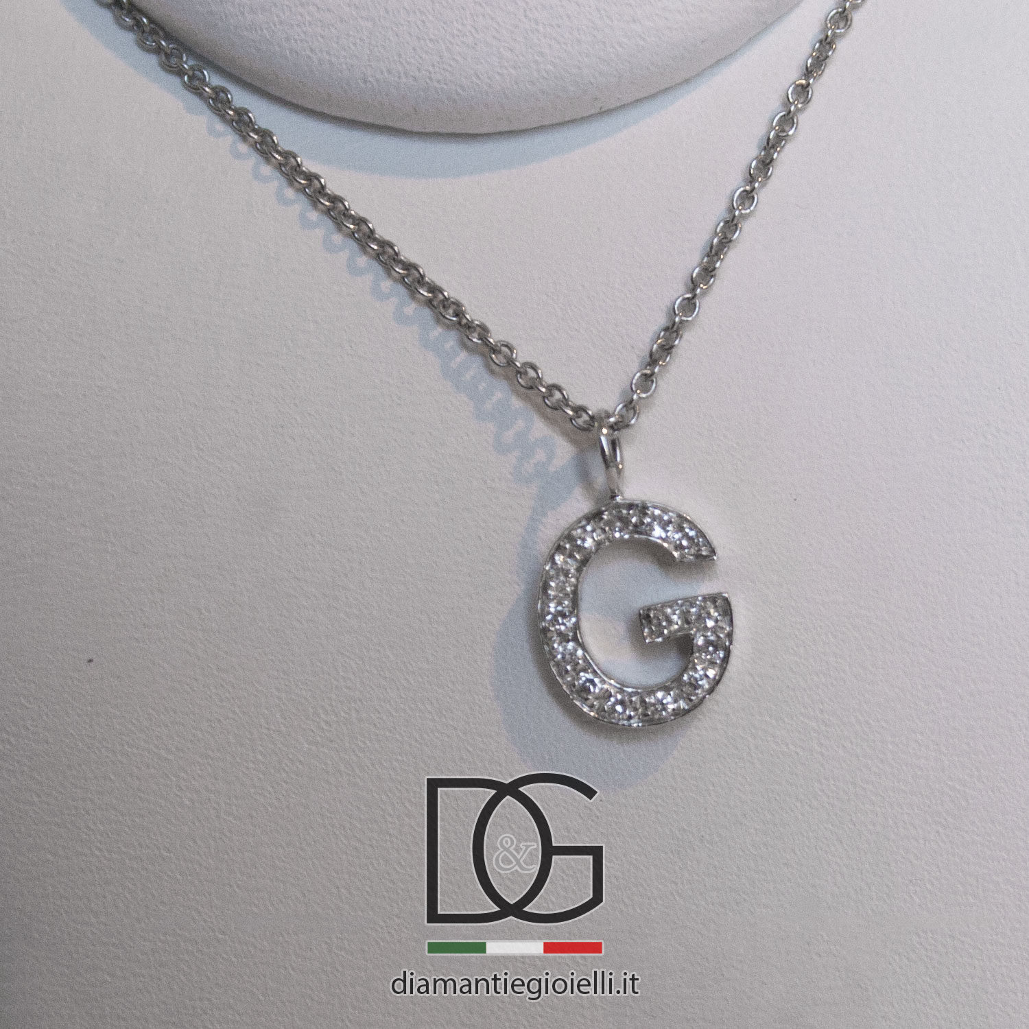 collier con lettera diamantata