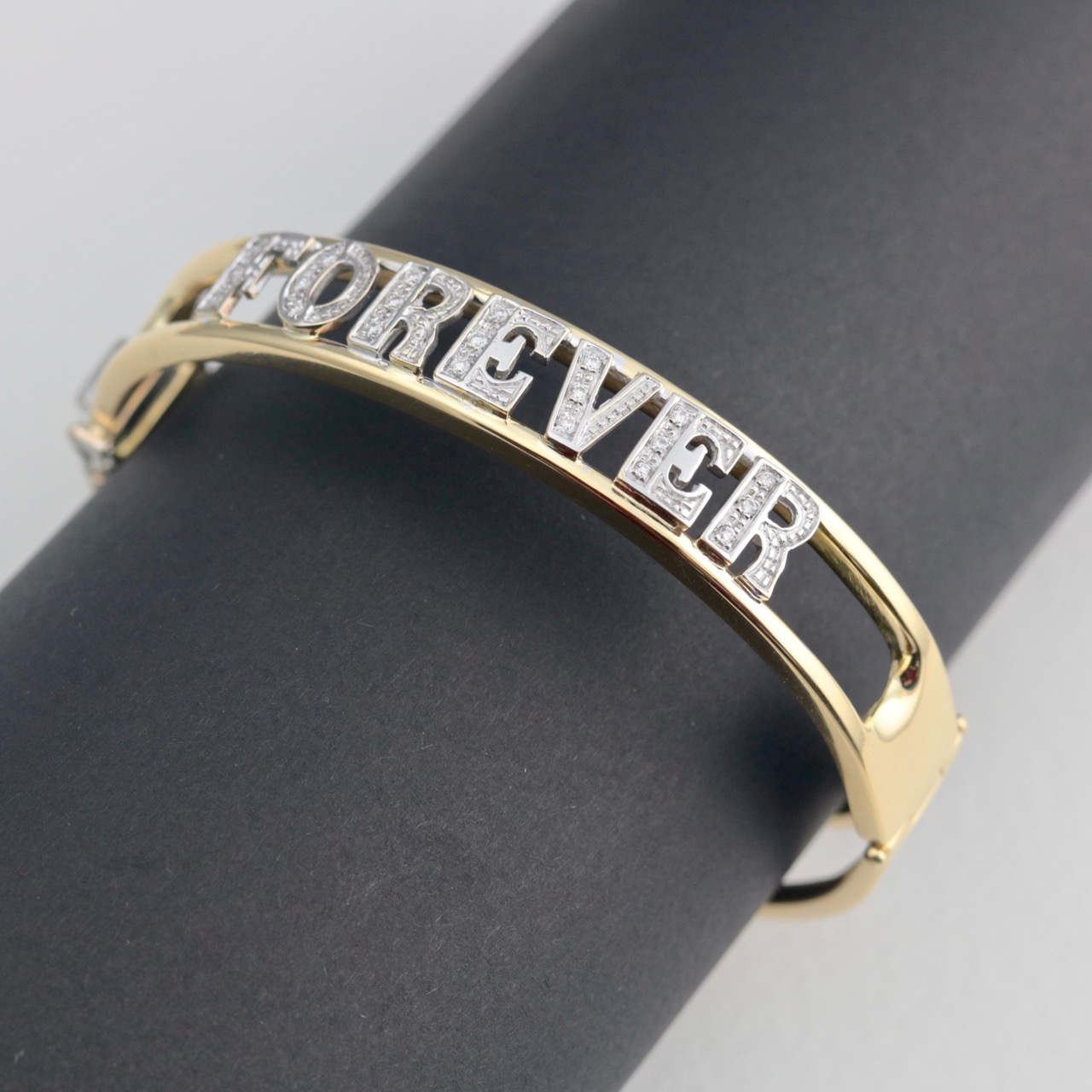 bracciale con diamanti e scritta forever